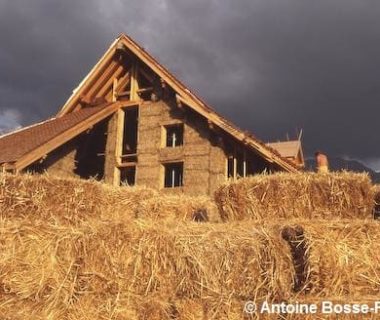 Bottes de paille et une maison en arrière plan