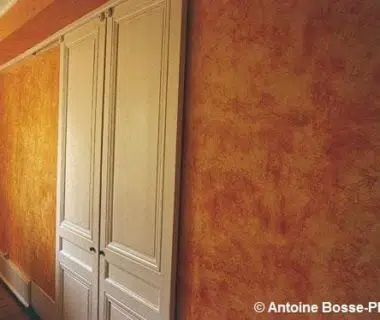 Mur fait en stuc, à base de chaux aérienne