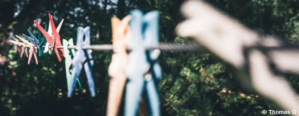 Des pinces à linge accrochées à un fil tendu dehors