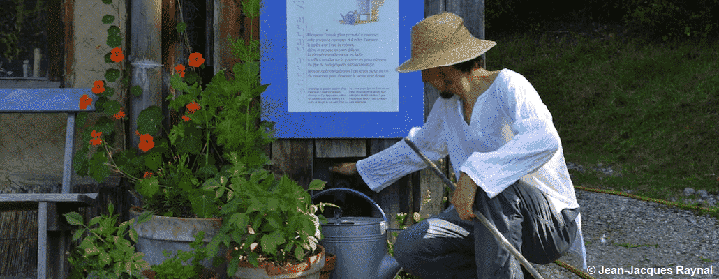 Jardinier qui récupère l'eau de pluie stockée