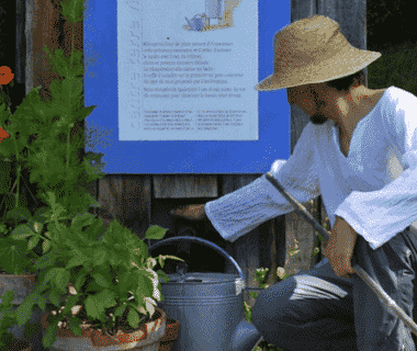 Jardinier qui récupère l'eau de pluie stockée