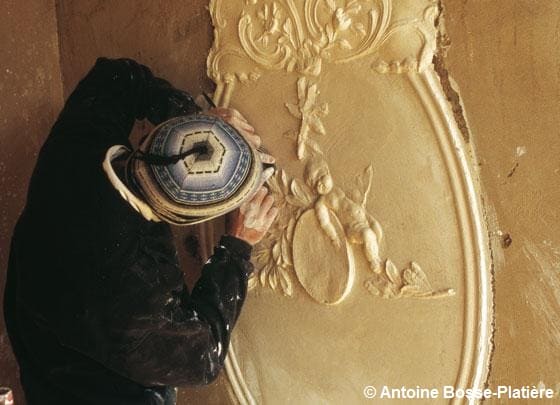 Un homme entrain de travailler le plâtre