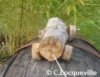 Jouet en bois délaissé en forme de voiture