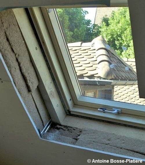 Photo d'un velux avec vue sur l'isolation du mur