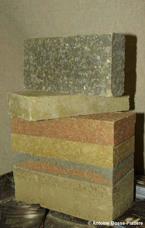 Empilement de briques en terre crue de différentes couleurs