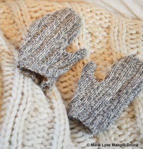 Une paire de gants gris maison