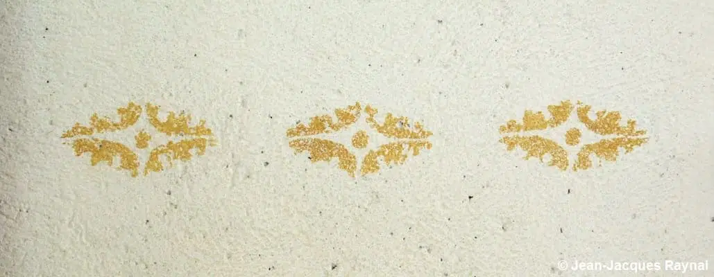 Gros plan sur un mur en caséine