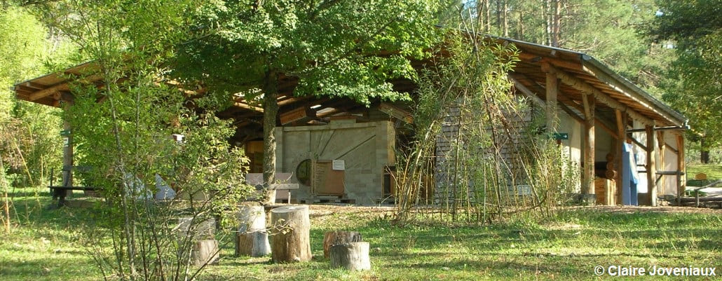 Plan large sur une maison (exposition habitat) et des espaces verts