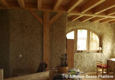 Intérieur d'une maison en paille avec une vue sur les murs et une fenêtre