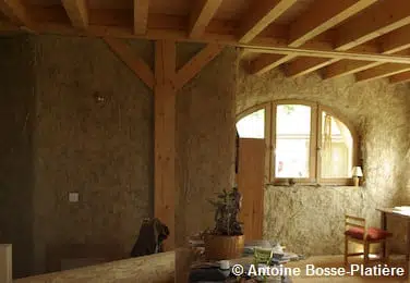 Intérieur d'une maison en paille avec une vue sur les murs et une fenêtre