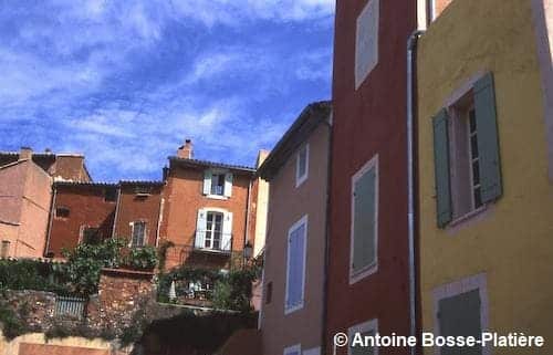 Façades de maisons colorées avec des couleurs issues des terres colorantes