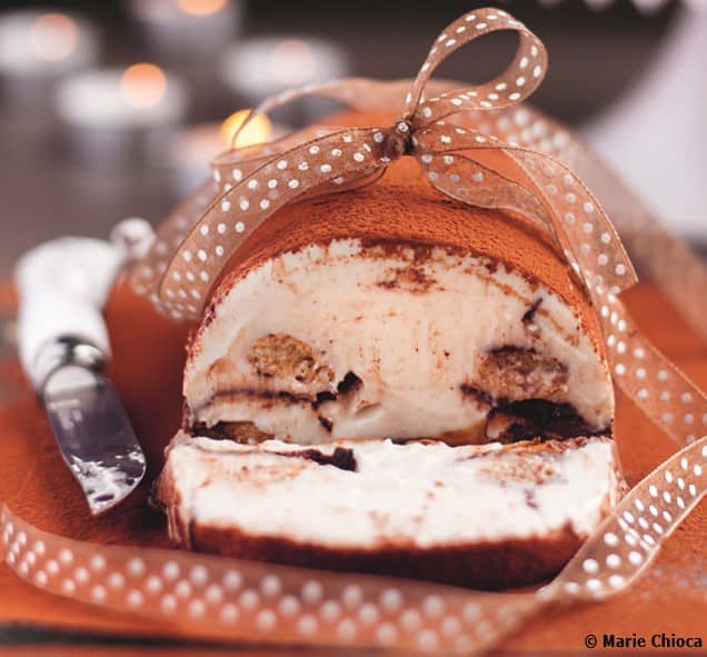 Photo d'une bûche chocolat-vanille-coco coupée