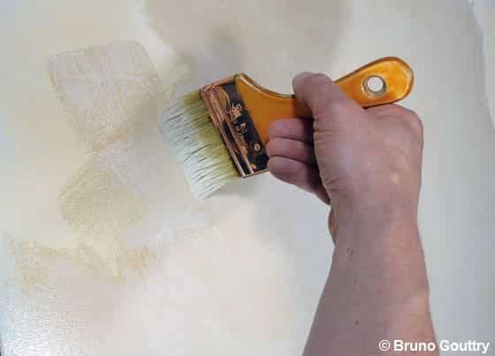 Application de la peinture sur un mur au pinceau large