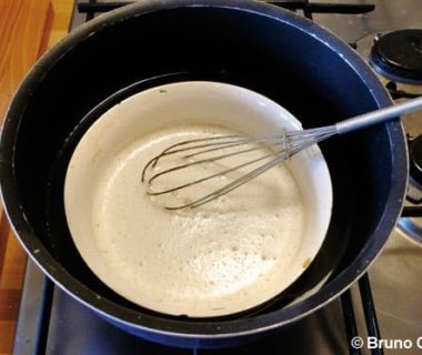 Une casserole remplie d'un mélange d'eau et de colle