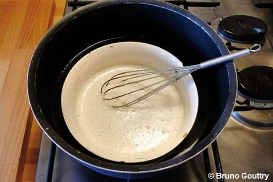 Une casserole remplie d'un mélange d'eau et de colle