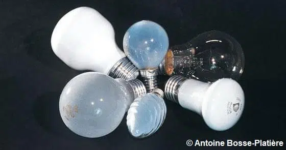 Diverses ampoules sur fond noir