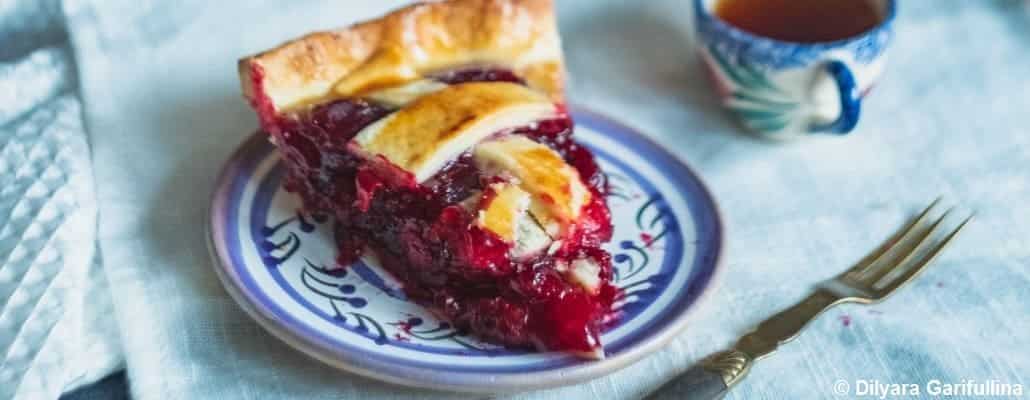 Une part de tarte aux figues dans une assiette