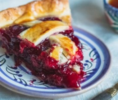 Une part de tarte aux figues dans une assiette