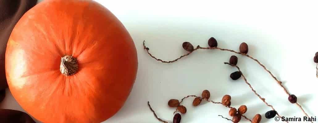 Vue en plongée sur une citrouille et quelques fruits secs