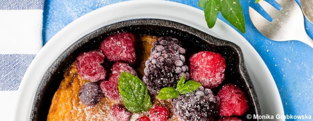 Fruits rouges dans une poêle sur une pâte à gâteau