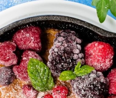 Fruits rouges dans une poêle sur une pâte à gâteau