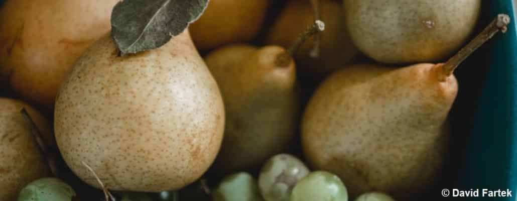 Des poires et du raisin dans un saladier