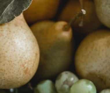 Des poires et du raisin dans un saladier