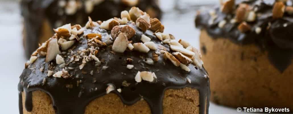 Petits gâteaux avec un glaçage au chocolat sur le dessus