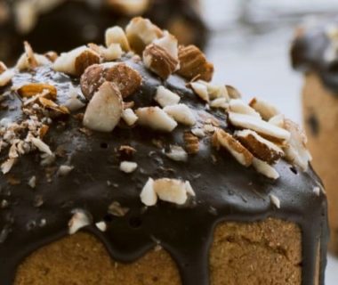 Petits gâteaux avec un glaçage au chocolat sur le dessus