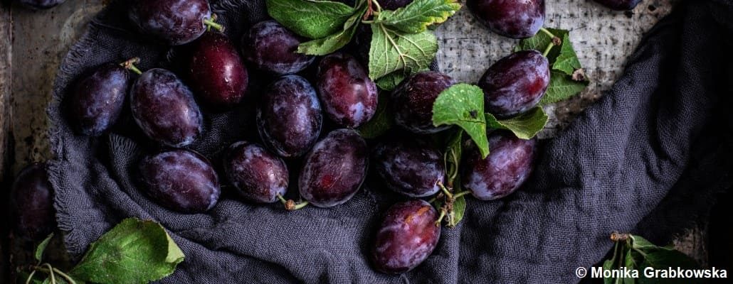 Prunes disposées en vrac sur un tissu