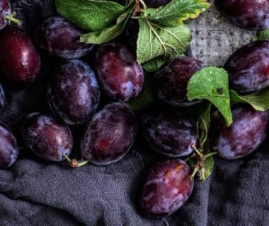 Prunes disposées en vrac sur un tissu