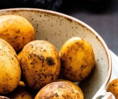 Pommes de terre dans un saladier