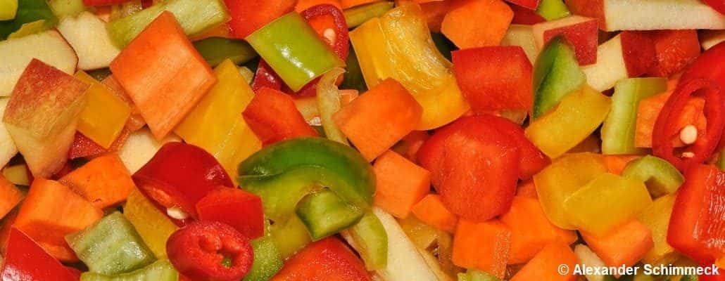 Petits dés de légumes colorés (tomates, concombres, etc)