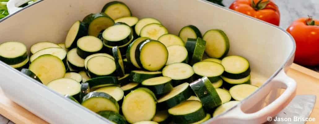 Courgettes coupées en rondelles dans un grand plat