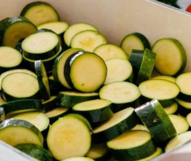 Courgettes coupées en rondelles dans un grand plat