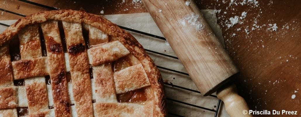 Tarte aux pêches et rouleau à pâtisserie