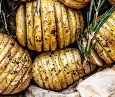 Des pommes de terre tranchées en rondelles