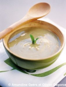 Soupe aux cosses de fèves à la menthe dans un bol bien rempli
