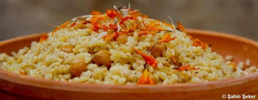 Dôme de boulghour dans l'assiette