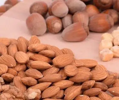 Fruits à coques sur un plateau : amandes et noisettes