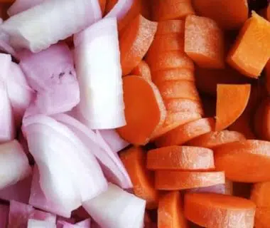 Rondelles de carottes à droite et morceaux d'oignon à gauche