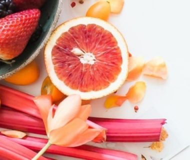 Vue en plongée sur des fraises, de la rhubarbe et des pomelos