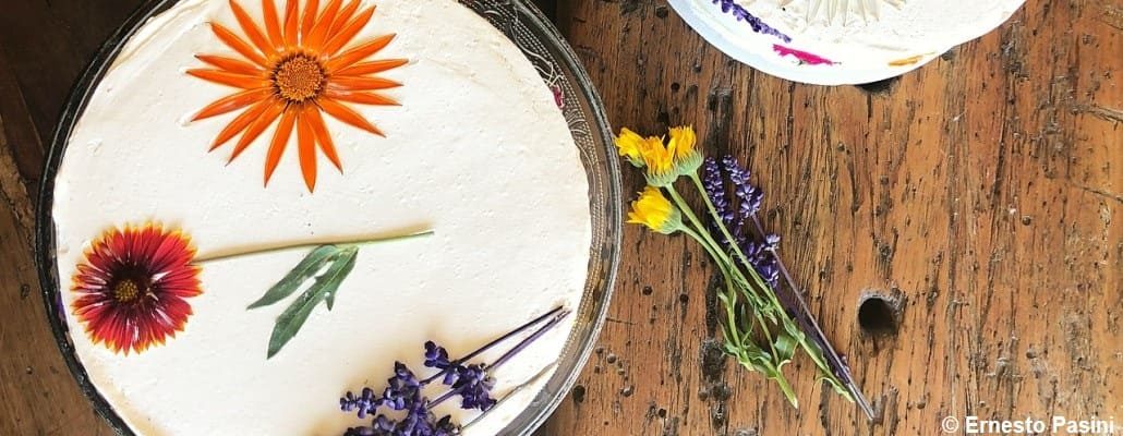 Vue en plongée sur un gâteau avec de la crème et des fleurs sur le dessus