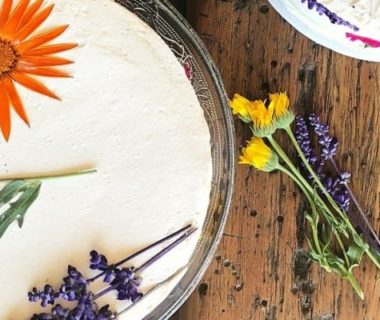 Vue en plongée sur un gâteau avec de la crème et des fleurs sur le dessus