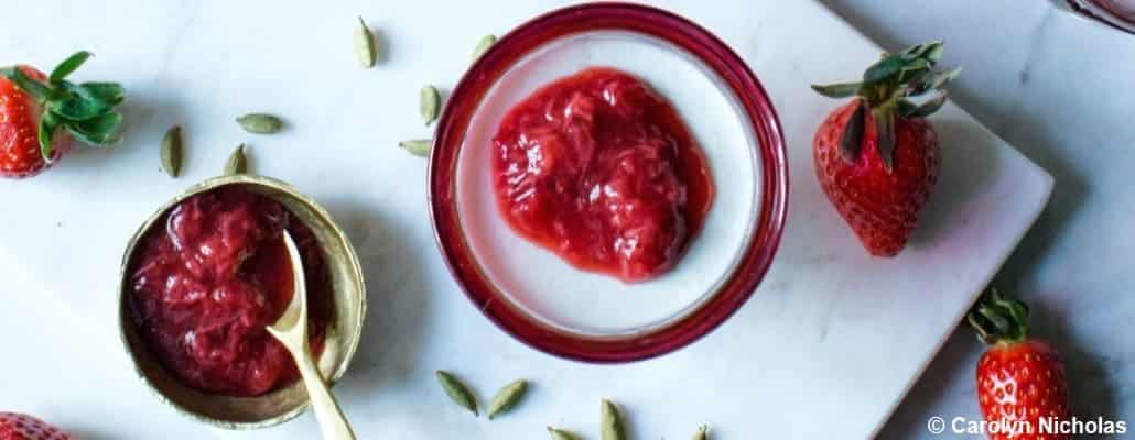 Vue en plongée sur un ramequin rempli d'un entremet aux fraises