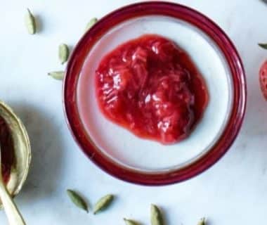 Vue en plongée sur un ramequin rempli d'un entremet aux fraises