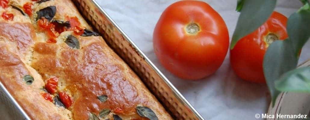 Gâteau salé aux légumes et petites tomates juste à côté