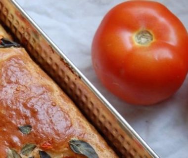 Gâteau salé aux légumes et petites tomates juste à côté