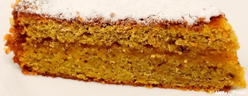 Une part de gâteau aux carottes sur fond blanc