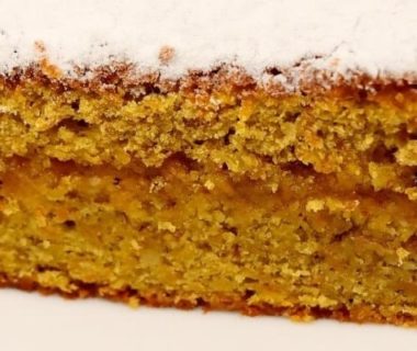 Une part de gâteau aux carottes sur fond blanc